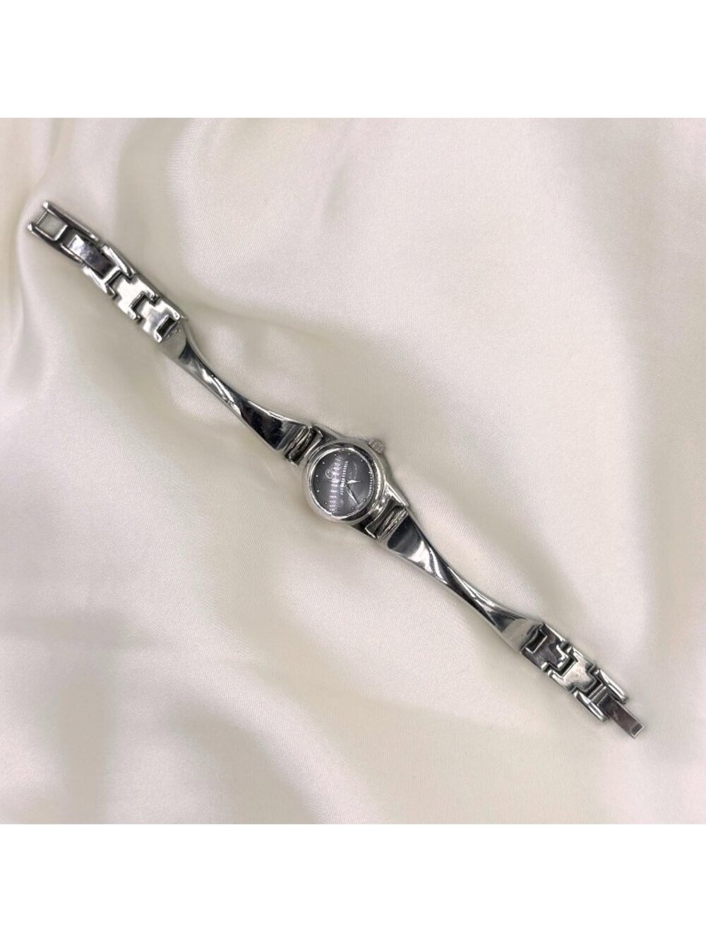Vintage Cloe Y2K Silver Tone Petite Minimalist Womens Bracelet Watch Dainty